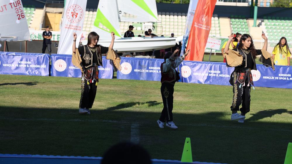 Kırşehir'de Yaz Spor Okulları 32 branşta coşkulu törenle açıldı